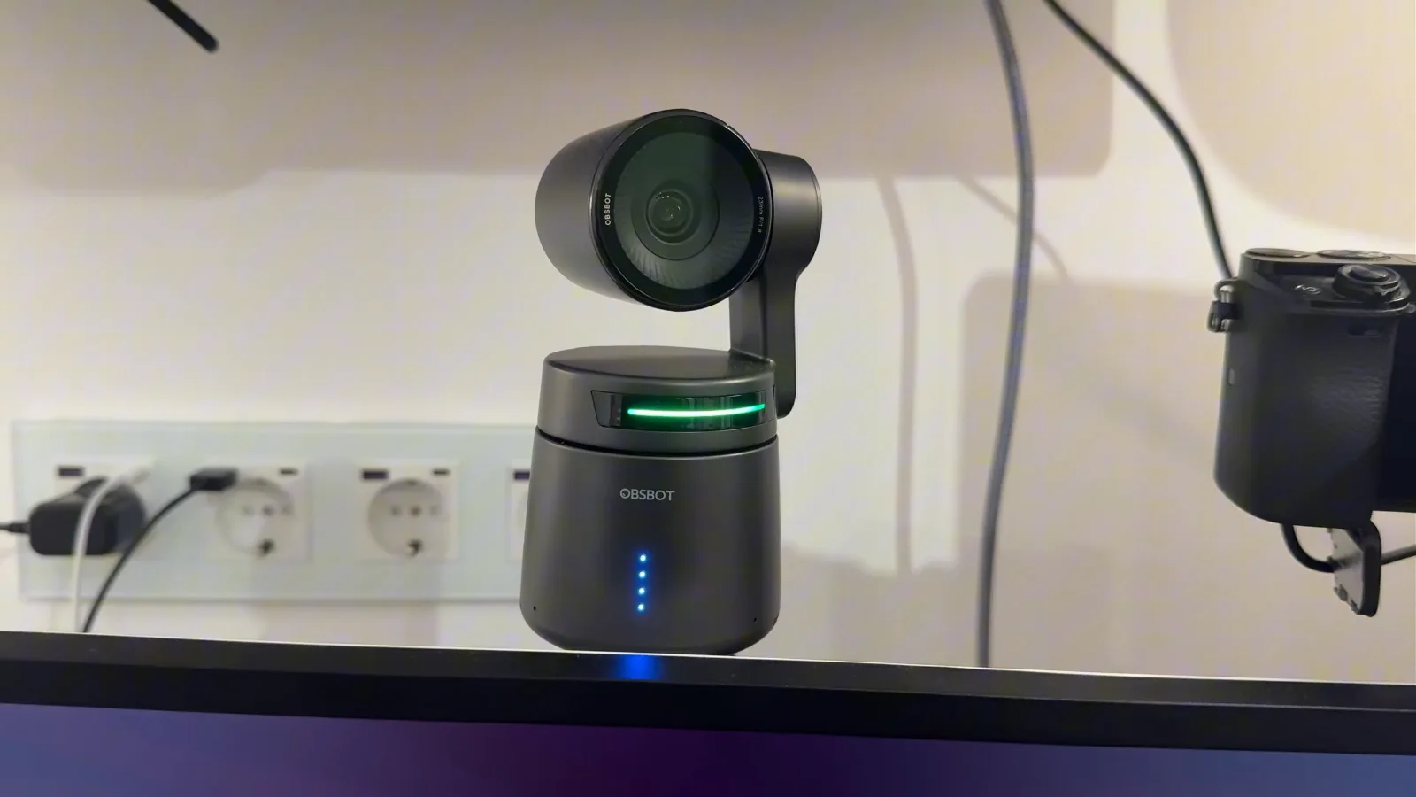 Cámara OBSBOT Tail Air junto a la Sony A6000