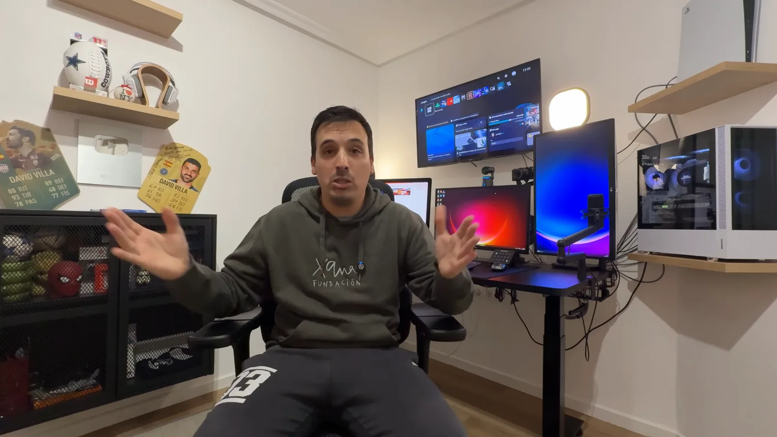 Elopi23 sentado en su setup de directos