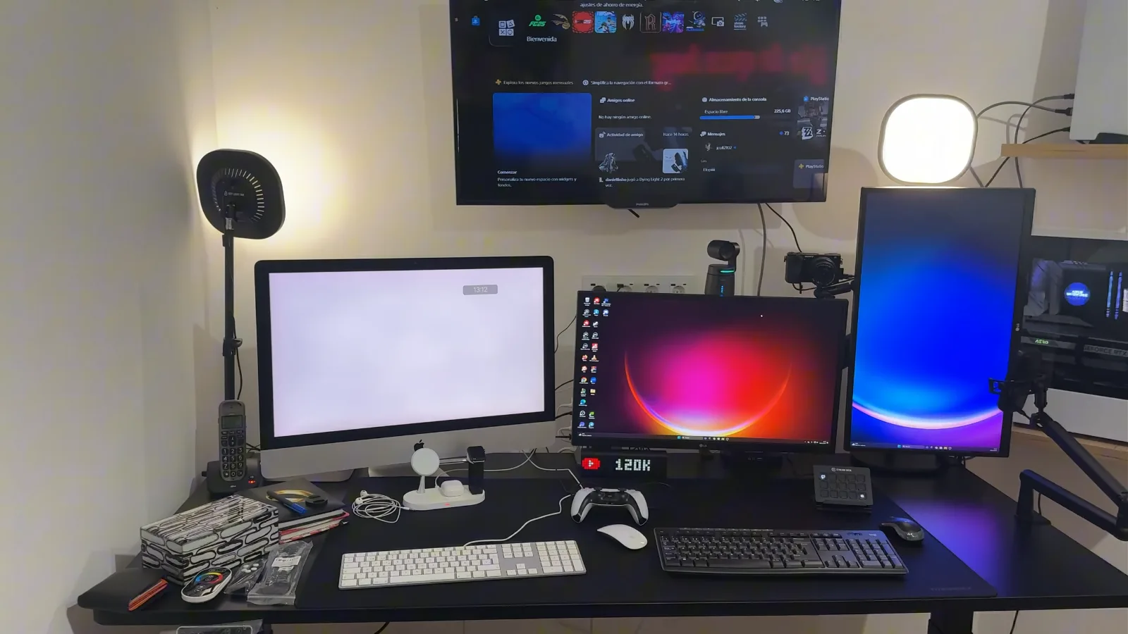 La mesa de directos de Elopi23: monitores, iMac, cámara, luces y la tele para la PS5