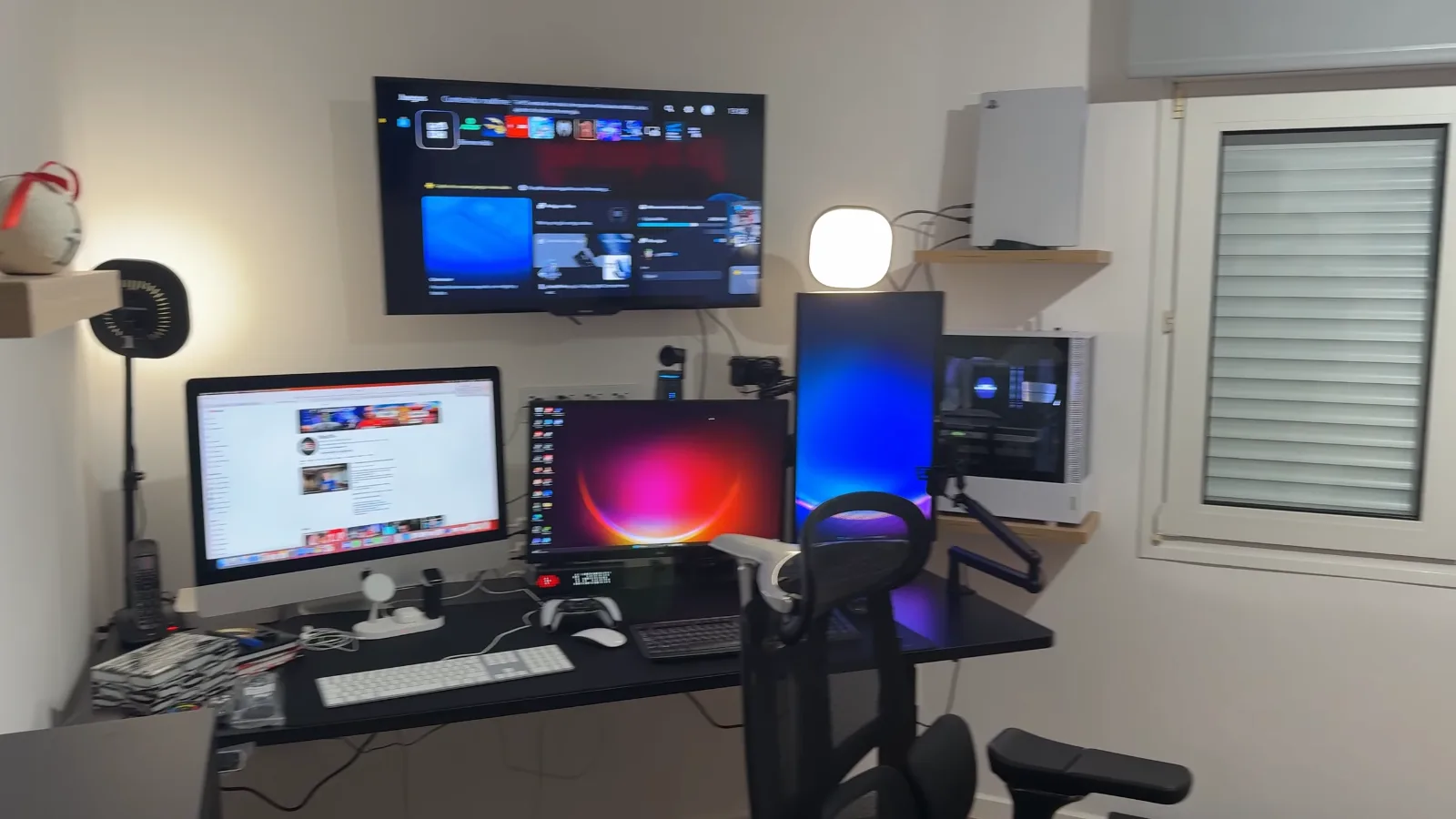 El setup de Elopi23 con la PS5 conectada a la tele y al PC de directos