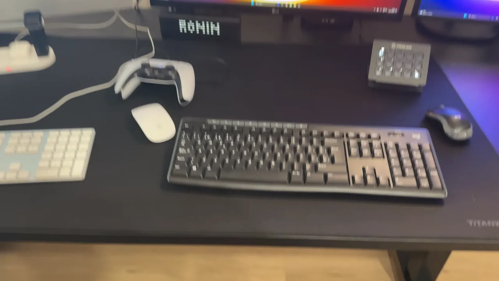 El Stream Deck junto al teclado, el ratón y el mando DualSense