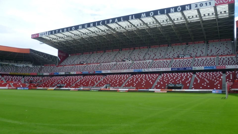 Césped y tribuna de El Molinón, estadio del Real Sporting de Gijón, en una imagen de archivo