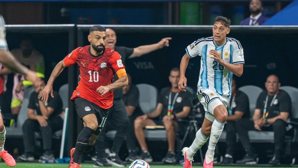 Mohamed Salah, con el 10 y el brazalete de capitán de Egipto, conduce el balón perseguido por un jugador de Argentina