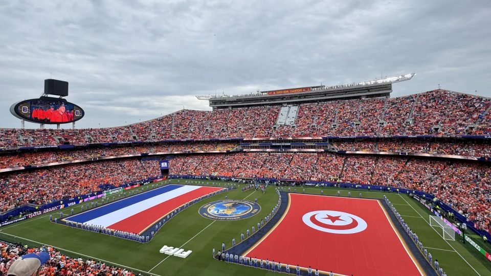 Bandera gigante de Túnez sobre el césped del Arrowhead Stadium durante los himnos del Países Bajos-Túnez del Mundial 2026