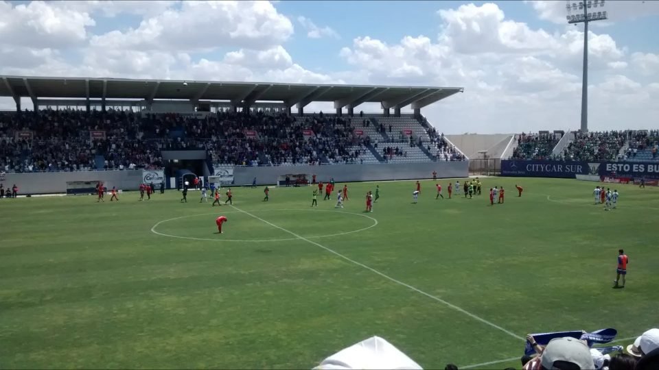 Jugadores del CD Guijuelo sobre el césped en un partido de playoff de ascenso