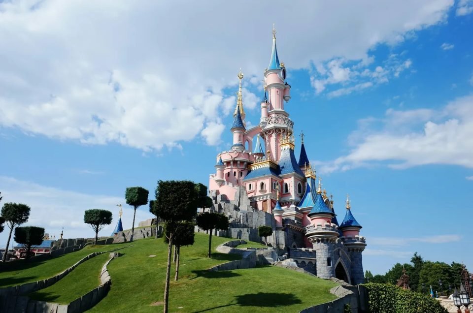 Castillo de la Bella Durmiente de Disneyland París con el cielo azul