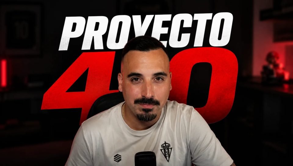 Elopi23 con la camiseta del Sporting delante del rótulo Proyecto 40