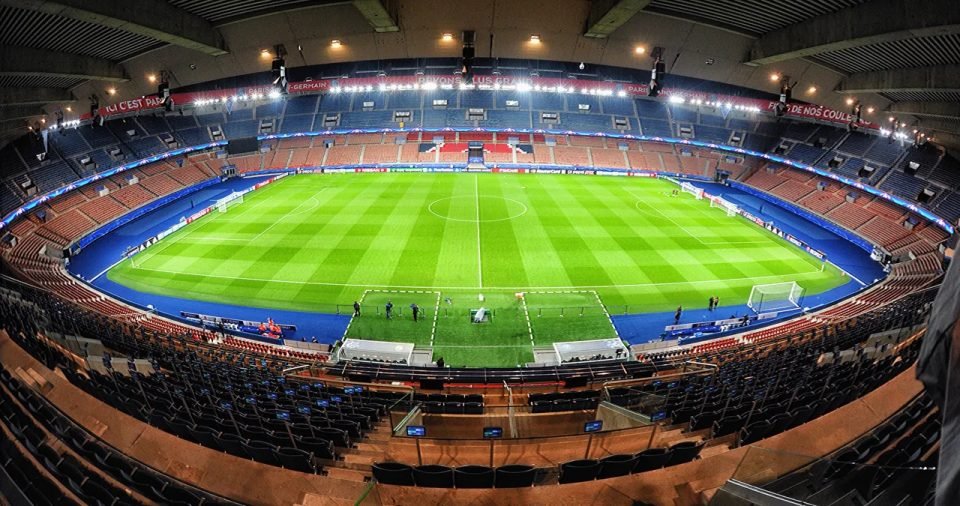 Interior del Parque de los Príncipes de París, estadio del PSG, visto desde la tribuna