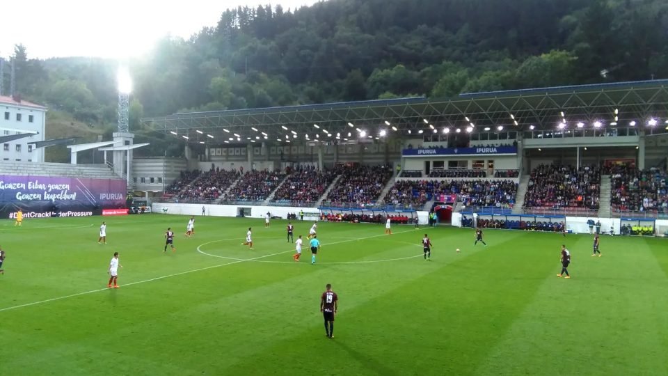 Estadio de Ipurua, en Eibar, durante un partido con las gradas pobladas