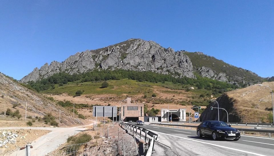 Boca del túnel del Negrón en la autopista del Huerna (AP-66), entre León y Asturias