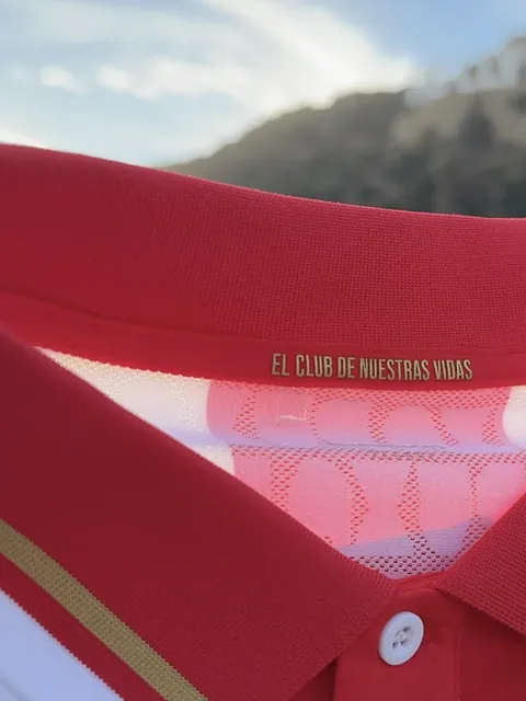 Cuello de la camiseta del Sporting 26/27 con la frase El club de nuestras vidas