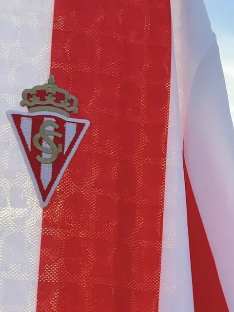 Escudo del Real Sporting bordado en la camiseta 26/27