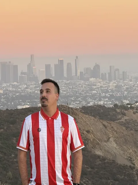 Elopi23 con la camiseta del Sporting frente a Los Ángeles