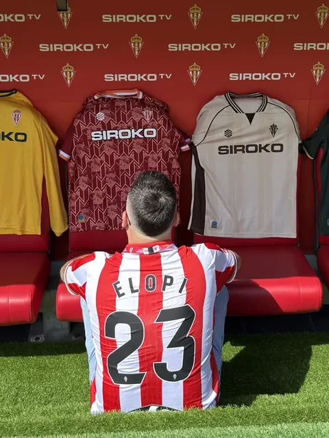 Elopi23 con la camiseta del Sporting en el banquillo de El Molinón