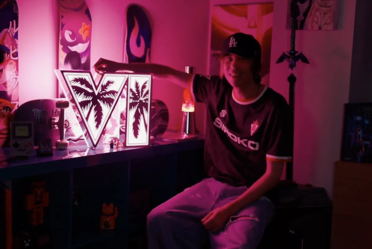 ElRubius con la camiseta Siroko del Sporting de Gijón encendiendo la lámpara exclusiva del logo de GTA VI enviada por Rockstar